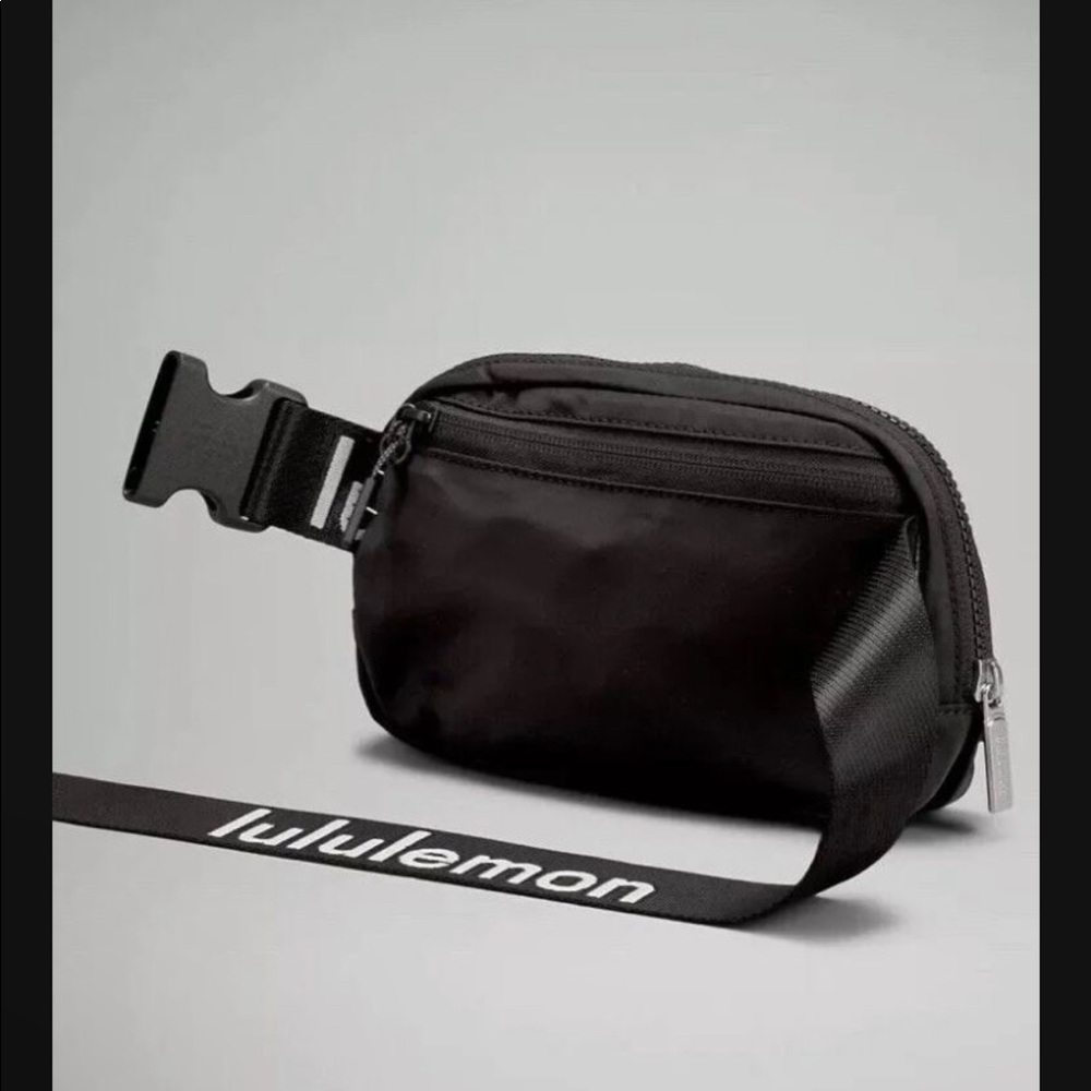 Lululemon everywhere belt bag